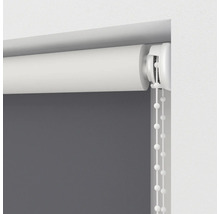 Rollo mit Kettenzug am Fenster