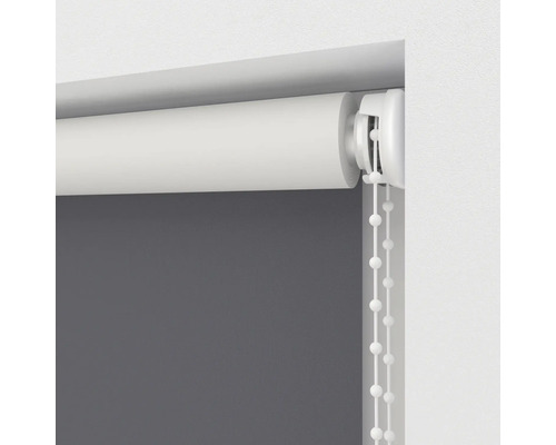 Rollo mit Kettenzug am Fenster