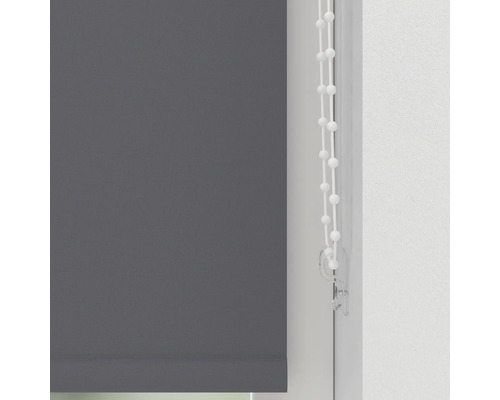 Graues Rollo mit Bedienkette am Fenster