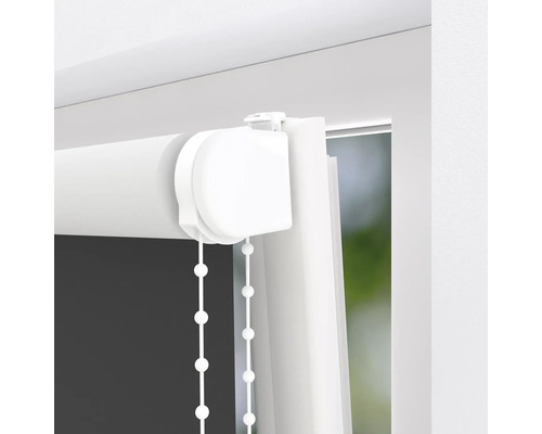 Detailansicht eines Rollos mit Kettenzug zur Fensterdekoration