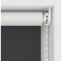 Rollo mit Kettenzug im Fensterrahmen