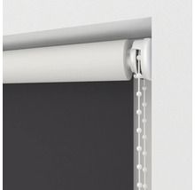 Detailansicht eines Rollos mit Bedienkette zur Fensterdekoration