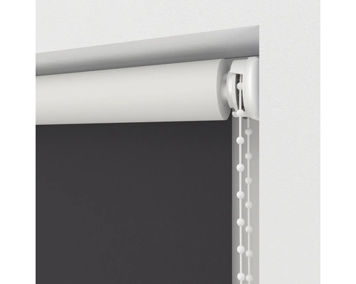 Detailansicht eines Rollos mit Bedienkette zur Fensterdekoration