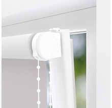 Detailansicht einer weißen Rolljalousie mit Kettenzug am Fenster