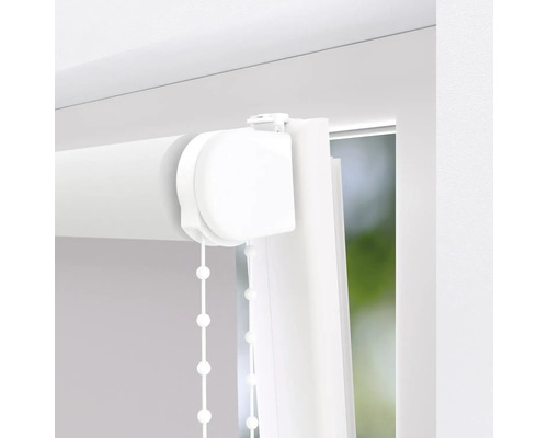 Detailansicht einer weißen Rolljalousie mit Kettenzug am Fenster