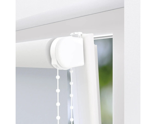 Detailansicht eines weißen Rollos am Fenster