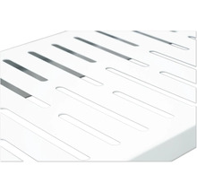 Detailansicht einer Ablage mit Schlitzen