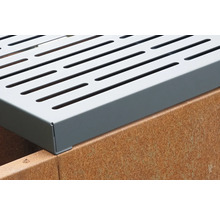 Metallabdeckung mit Schlitzen auf einer Rostfläche