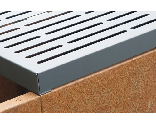 Metallabdeckung mit Schlitzen auf einer Rostfläche