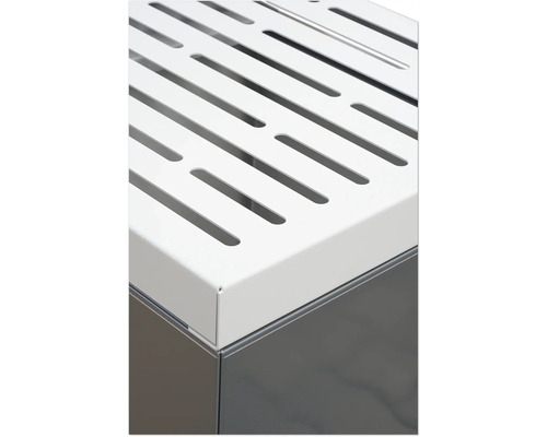 Detailansicht einer weißen, perforierten Abdeckung