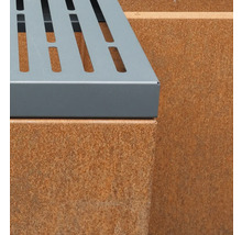 Detailansicht einer Bank mit Sitzfläche aus Metall und einer Basis aus Cortenstahl