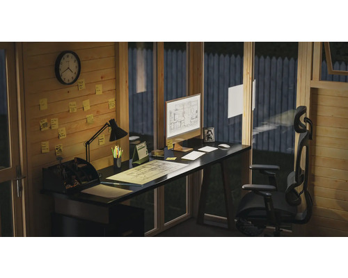 Arbeitszimmer mit Schreibtisch, Bürostuhl, Computer und Wanduhr in einem Gartenhaus