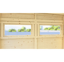 Innenansicht eines Holzhauses mit zwei Fenstern