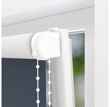 Detailansicht eines weißen Rollos mit Kettenzug am Fenster