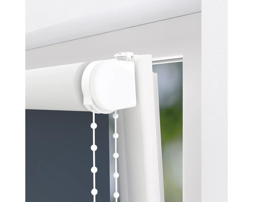Detailansicht eines weißen Rollos mit Kettenzug am Fenster