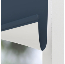 Detailansicht einer blau-weißen Fensterrollos mit Kettenzug