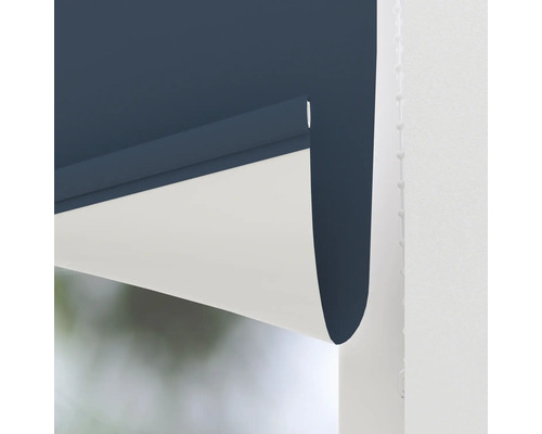 Detailansicht einer blau-weißen Fensterrollos mit Kettenzug