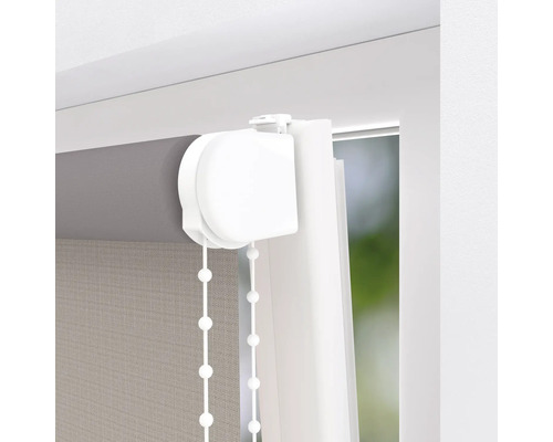 Detailansicht eines Rollos mit Bedienkette zur Fensterdekoration