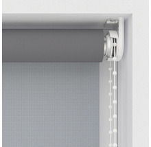 Graues Rollo mit Kettenzug zur Fensterdekoration