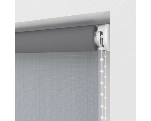 Graues Rollo mit Kettenzug zur Fensterdekoration