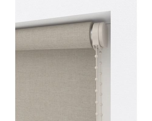 Rollo mit Kettenzug am Fenster