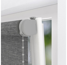 Detailansicht eines grauen Rollos mit Kettenzug am Fenster