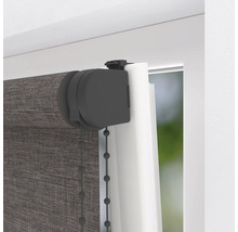 Detailansicht eines Seitenzug-Rollos am Fenster