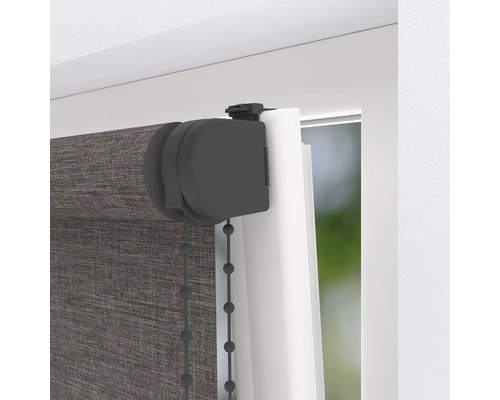 Detailansicht eines Seitenzug-Rollos am Fenster