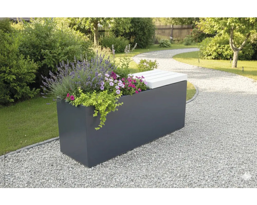 Garten mit bepflanztem Pflanzkasten mit Sitzfläche