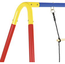 Detailansicht eines Spielturms mit Seilleiter