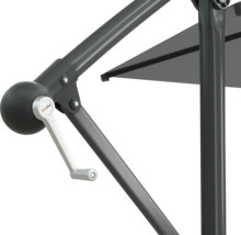 Detailansicht eines Sonnenschirms mit Kurbelmechanismus und Soluna Logo