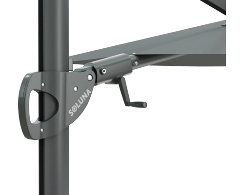 Detailaufnahme eines Sonnenschirms mit Kurbelmechanismus und Soluna Logo