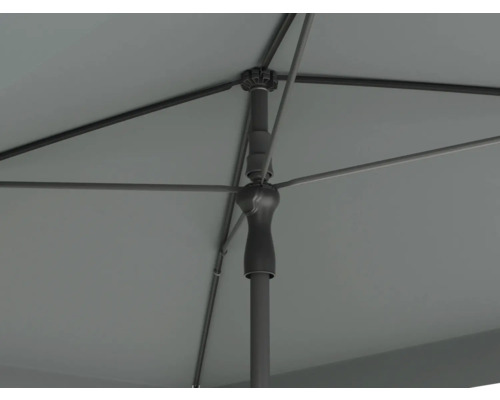Detailansicht von der Unterseite eines Sonnenschirms mit Streben und Mast