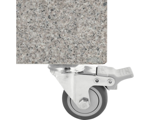 Detailansicht einer Lenkrolle mit Bremse unter einer Steinplatte