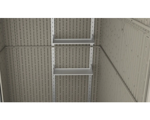 Innenansicht eines Gerätehauses mit Regalen zur Aufbewahrung