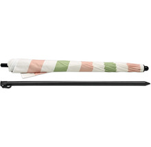 Zusammengefalteter Sonnenschirm mit Streifen und passendem Schirmständer