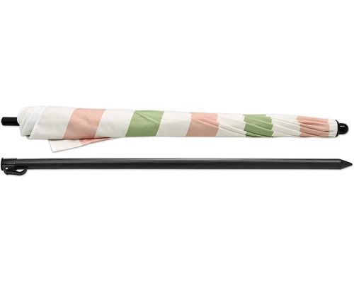 Zusammengefalteter Sonnenschirm mit Streifen und passendem Schirmständer