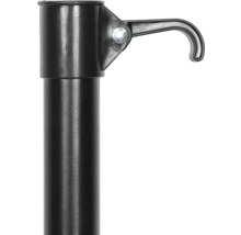 Detailaufnahme eines schwarzen Montageständers mit Haken