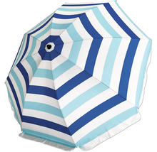 Gestrandeter Sonnenschirm mit Streifenmuster