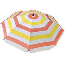 Gestrandeter Sonnenschirm mit Streifenmuster