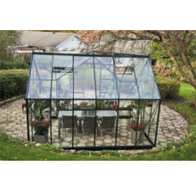 Gewächshaus mit Pflanzen und Sitzgruppe im Garten