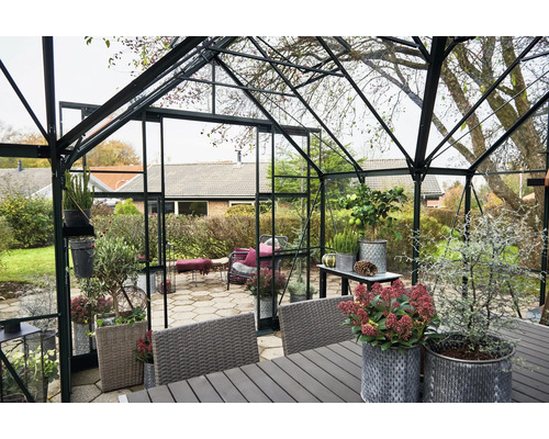 Gewächshaus mit Tisch, Stühlen und Pflanzen für den Garten