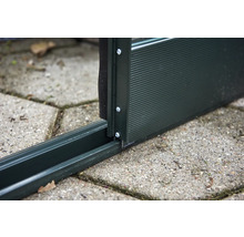 Detailansicht eines Gartenhaus-Elements mit Nut-und-Feder-Profil und Schrauben