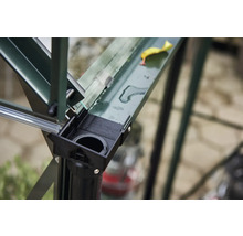 Detailansicht einer Gewächshauskonstruktion mit Wasserablauf