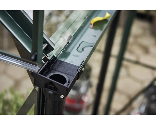 Detailansicht einer Gewächshauskonstruktion mit Wasserablauf