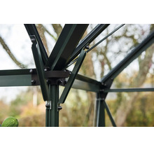 Detailansicht eines Gewächshauses mit Metallrahmen und Glaspaneelen