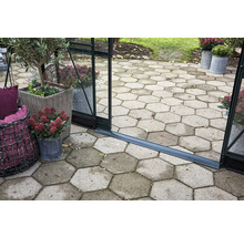 Außenbereich mit Gewächshaus, sechseckigen Pflastersteinen und bepflanzten Körben