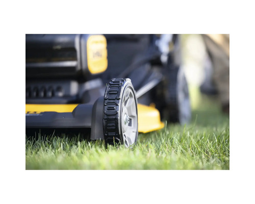 Detailansicht eines Rasenmähers auf einer Rasenfläche