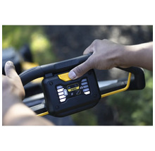 Detailaufnahme der Bedienelemente eines Rasenmähers mit Anzeigeleuchten und DeWalt Logo