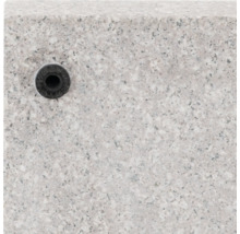 Nahaufnahme eines Granitblocks mit einer schwarzen Gummidichtung